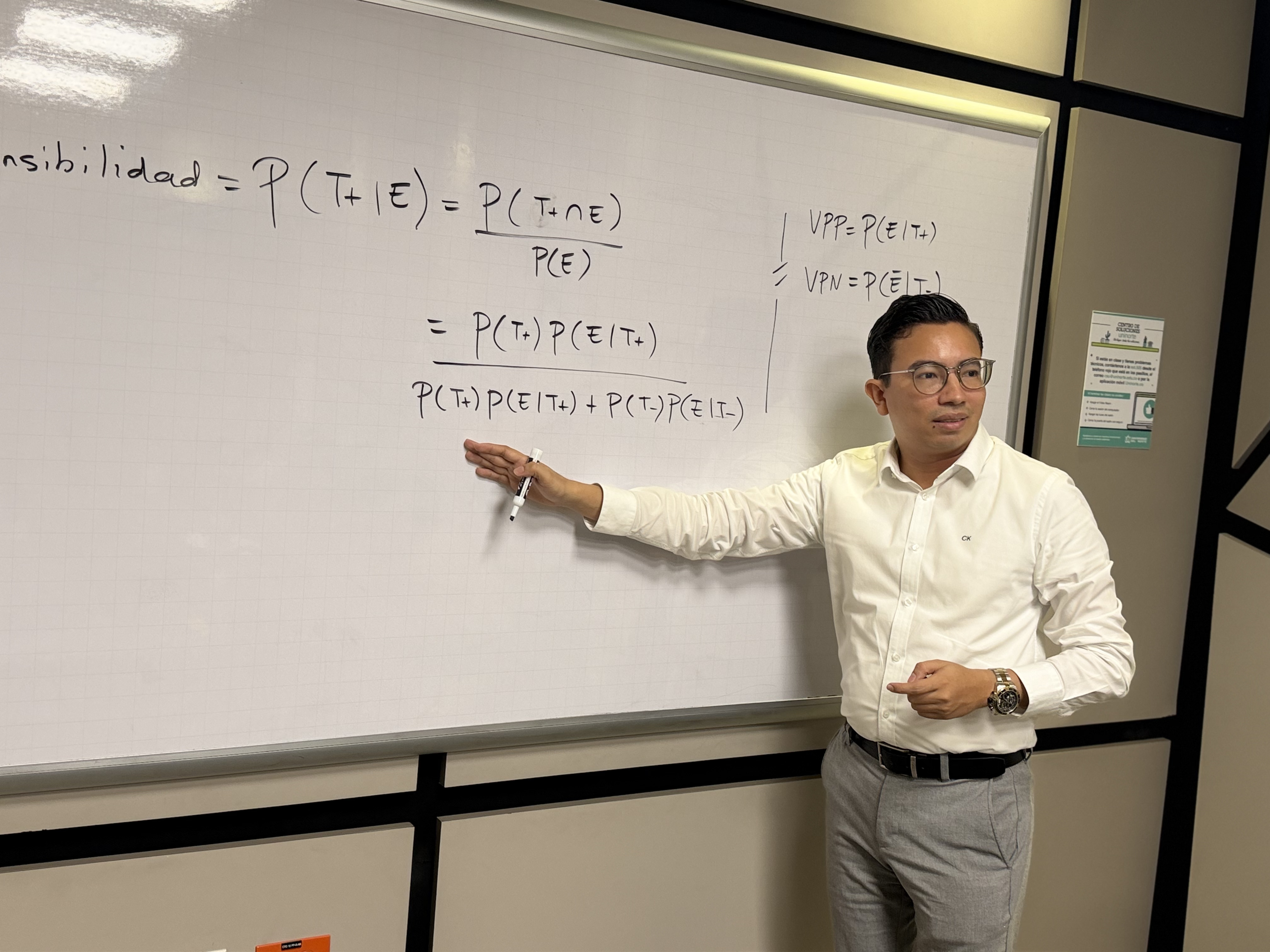 Luis Ángel Anillo presentando una investigación en la UNAD, junto al logo de Minciencias